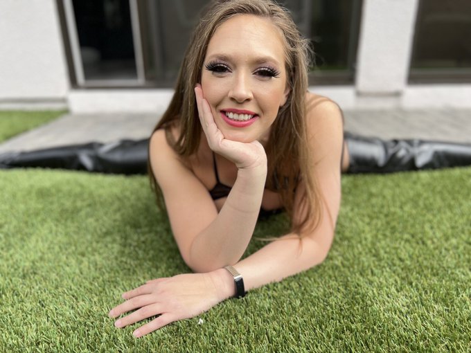 Dont you dare take your eyes off me https://t.co/HWWpM3oNjt 🐰🤍 https://t.co/rnIgY999rH<a href="/tag/icantwait"class="tags"><span>#icantwait</span></a>