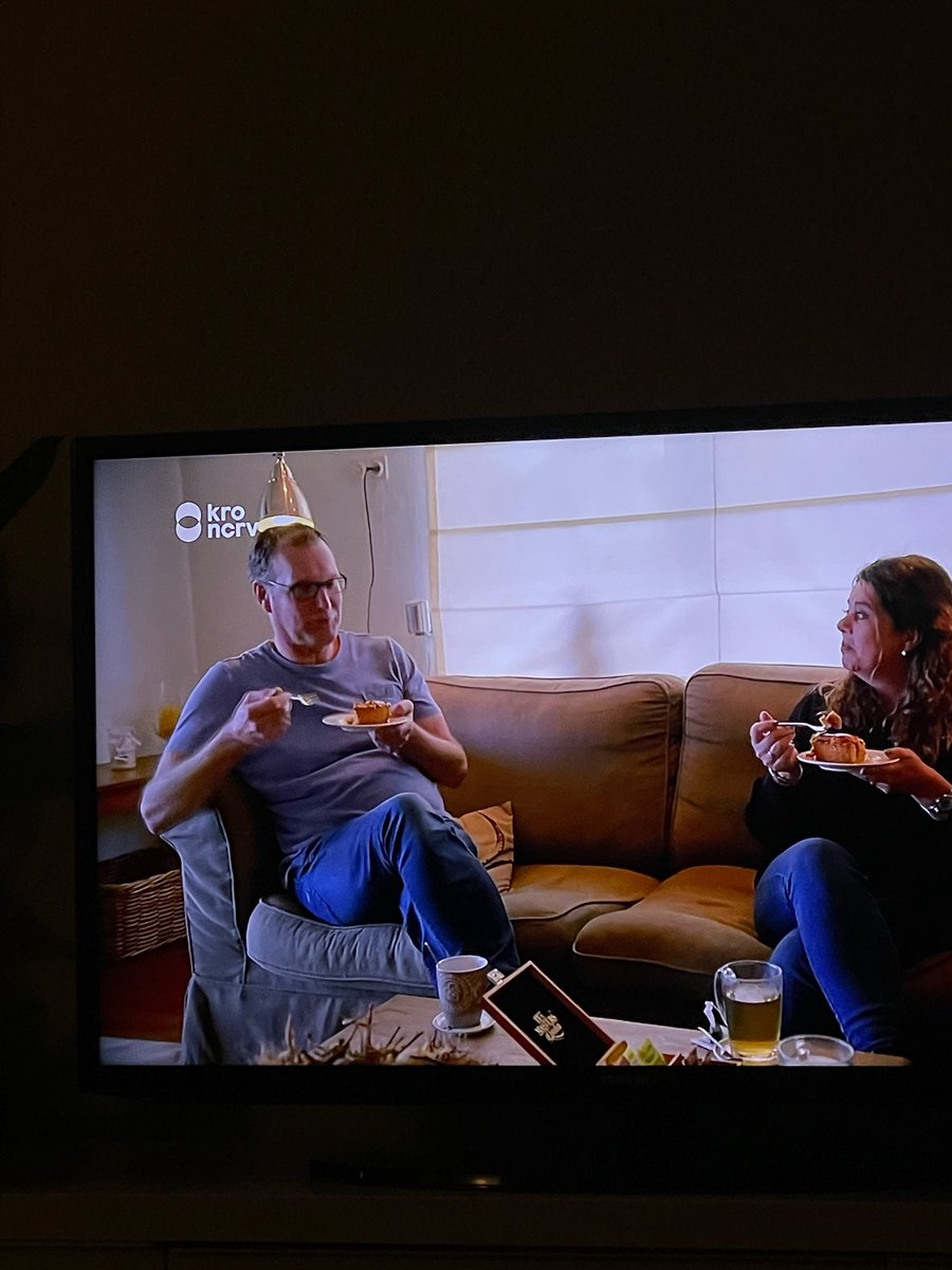 Kaarlm's tweet photo. Boer Rob heeft z’n feesthoedje vast opgezet. #jemoetzelfdeslingersophangen #bzv #boerzoektvrouw https://t.co/EPjjv2z7oG