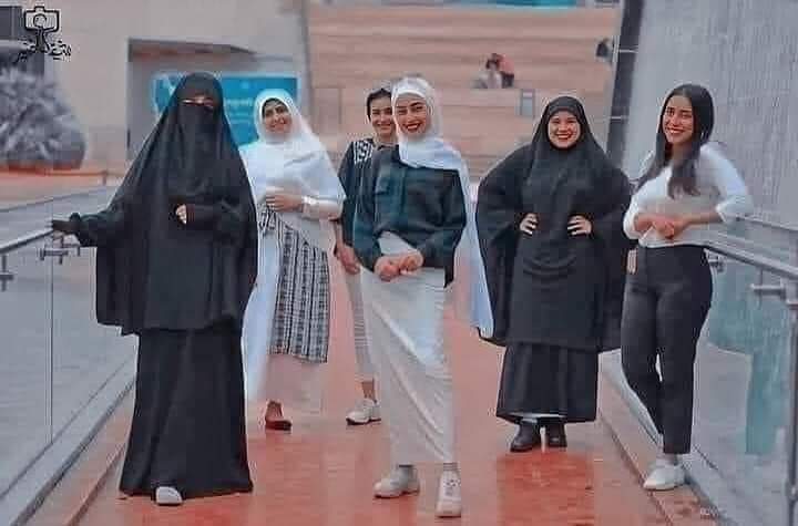 CV_DIS1's tweet image. التدليس..وتلبيس ابليس
قام شاب بإنزال صورة لمجموعة طالبات بينهن المتحجبة بالحجاب الشرعي، والمتبرجة، ووضع هذا التعليق :
”لا تعلم من منهن إلى الله أقرب! فلربما تكون المتبرجة إلى الله أقرب“
فرد عليه د.سعيد إبراهيم دويكات و د.منتصر أسمر ردًّا شرعيًا مؤصلا 
👇🏻