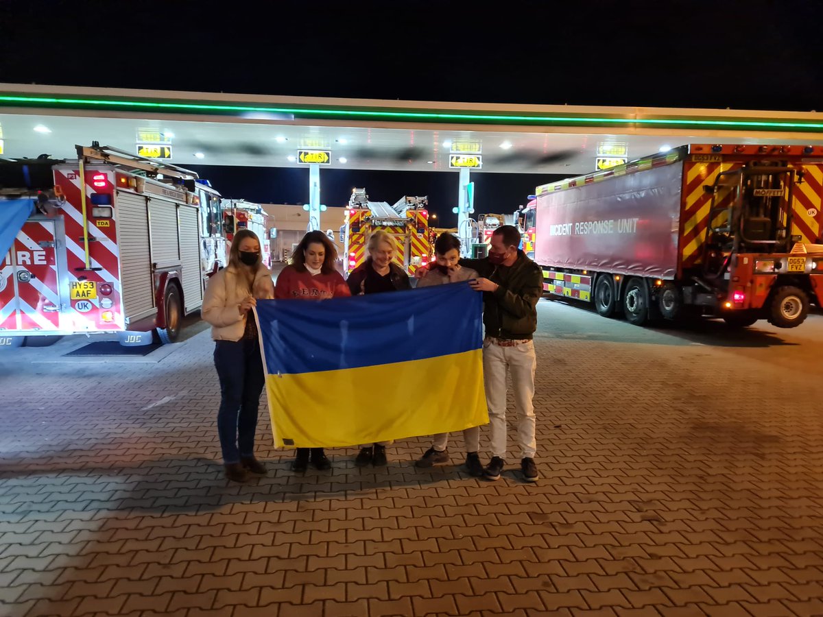 RoomforUkraine's tweet photo. A lot of firetrucks from all over UK 🇬🇧 at Polish 🇵🇱 border (22!!!) to help Ukraine and put down fires. 🙏 🇺🇦 Together we can! Ubuntu ♾️ https://t.co/gfFrsmctrV