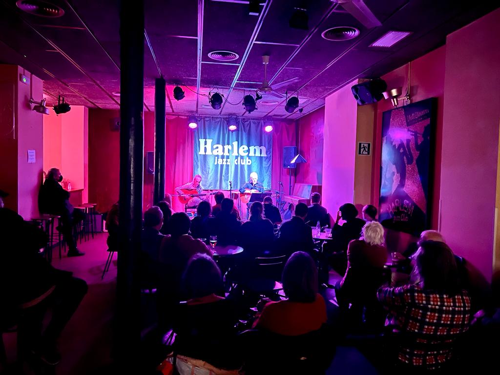barnasants's tweet photo. 🎊 El cantautor occità #EricFraj celebra els seus 50 anys sobre els escenaris al Harlem Jazz Club de Barcelona
🎸acompanyat per Morgan Astruc.
📷 #Barnasants2022
🔄 #Retrobar cultura d'autor euroregional
@euroregion @OstaldOccitania @IEO1945 @CAOC_ @jornalet https://t.co/vR8vh64vKX