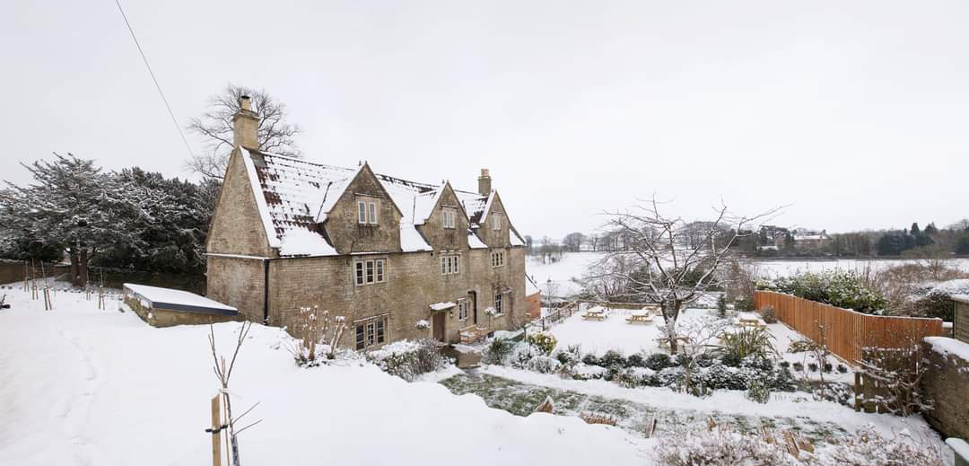 PackhorseBath's tweet image. After 6 years of being shut, on this day (Sunday) 4 yrs ago we finally opened the doors to hundreds of eager revellers in a snow covered village.We haven&apos;t looked back since.
Happy 4 years to us &amp;amp; a huge thankyou to all our amazing supporters.
#bathpubs #bath #packhorsebath