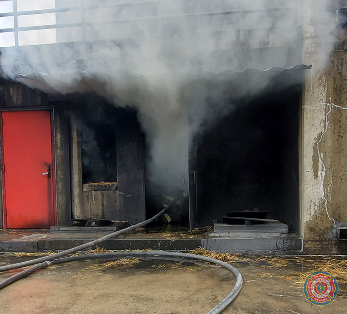 MassDFS's tweet photo. The third #recruit on the attack line stays low under the smoke, heat, and fire gases while moving hose into the building to support the fire attack during a #Class300 burn evolution. Note the smoke stratification under the balcony. https://t.co/5tBz2ZZ4tr