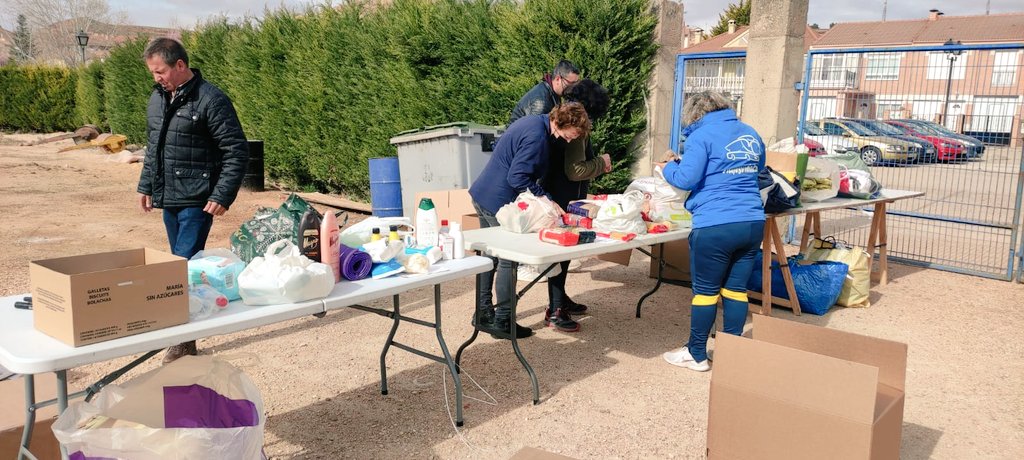 EnferTES's tweet photo. Esto es acojonante, en 3 días han llenado un autobús hasta la bandera de material necesario para la ayuda a los refugiados Ucranianos.

Orgullo es lo que siento.

GRACIAS

@cdsanesteban 
@cruzrojasoria 
#CRElBurgoDeOsma
#CRSanEsteban
#EroskiSanEsteban

Y a todos los sorian@s! https://t.co/42gHVKxOsm
