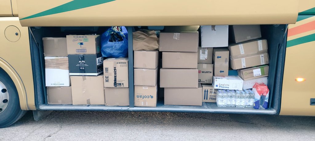 EnferTES's tweet photo. Esto es acojonante, en 3 días han llenado un autobús hasta la bandera de material necesario para la ayuda a los refugiados Ucranianos.

Orgullo es lo que siento.

GRACIAS

@cdsanesteban 
@cruzrojasoria 
#CRElBurgoDeOsma
#CRSanEsteban
#EroskiSanEsteban

Y a todos los sorian@s! https://t.co/42gHVKxOsm