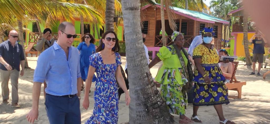 MFABelize's tweet photo. TRH The Duke and Duchess of Cambridge met with conservationists on the beach of Hopkins village in southern Belize to learn more about our leadership in marine conservation 🌎🌊 and our rich marine environment and biodiversity. 🇧🇿🇬🇧 @KensingtonRoyal https://t.co/fN5JKK62Ii