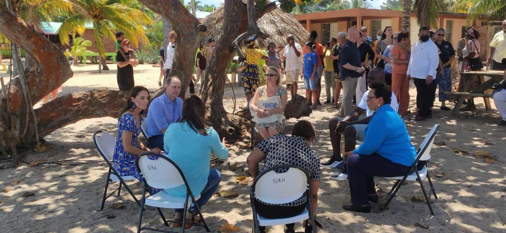 MFABelize's tweet photo. TRH The Duke and Duchess of Cambridge met with conservationists on the beach of Hopkins village in southern Belize to learn more about our leadership in marine conservation 🌎🌊 and our rich marine environment and biodiversity. 🇧🇿🇬🇧 @KensingtonRoyal https://t.co/fN5JKK62Ii
