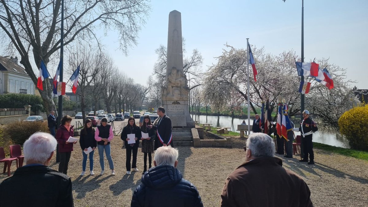 Cérémonie du 19 mars au monument aux morts de Genlis.
Les "événements" devenus Guerre d'Algérie ont déchiré la Nation.
Le temps est à l'apaisement et au pardon mutuel.