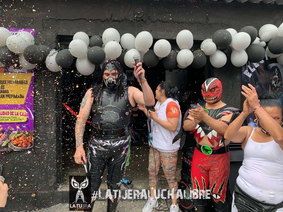 LaTijeraLucha's tweet photo. Inauguración de #ElectroSnack, con invitados de lujo como #AyakoHamada, #Raptor, #MiniPsychoClown y el anfitrión #MrElectro que te atenderá directamente...
#latijeraluchalibre https://t.co/RvIjVcyZkW