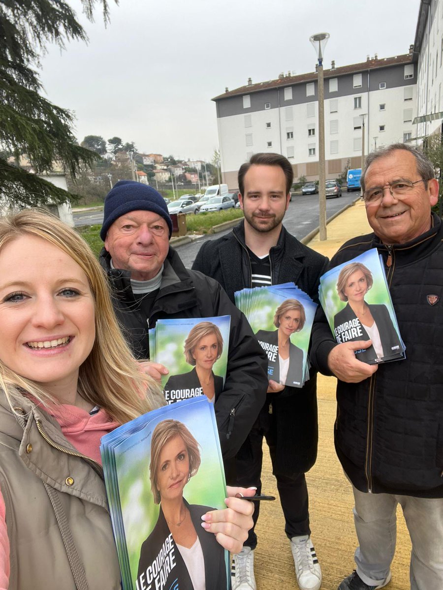 LR_3005's tweet photo. Encore ce week-end, les militants #LesRépublicains étaient sur le terrain pour distribuer le programme de @vpecresse !
Si vous ne voulez plus d'Emmanuel #Macron, il n'y a qu'un vote ➡️ Valérie #Pécresse ! 🗳️

Nous rejoindre ➡️ https://t.co/qx3Ra53q0r

#Gard #Alès #AvecPécresse https://t.co/xXuiojDDnv