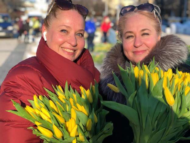 Flower Station (@flowerstationuk) on Twitter photo Designers lay out two million tulips in Kyiv square bbc.co.uk/news/live/worl… via <a href="/BBCNews/">BBC News (UK)</a> Designers lay out two million tulips in Kyiv square bbc.co.uk/news/live/worl… via <a href="/BBCNews/">BBC News (UK)</a>