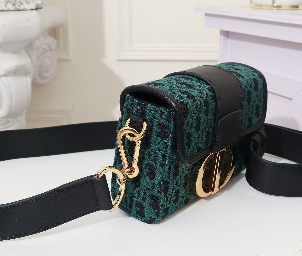 KeTe199777's tweet photo. Christian Dior  This color match is really good.#ChristianDior #Dior #bag #luxurygoods #perfect #tide #FortniteSeason2 #look #beworthowning https://t.co/wEvXNwWKaC