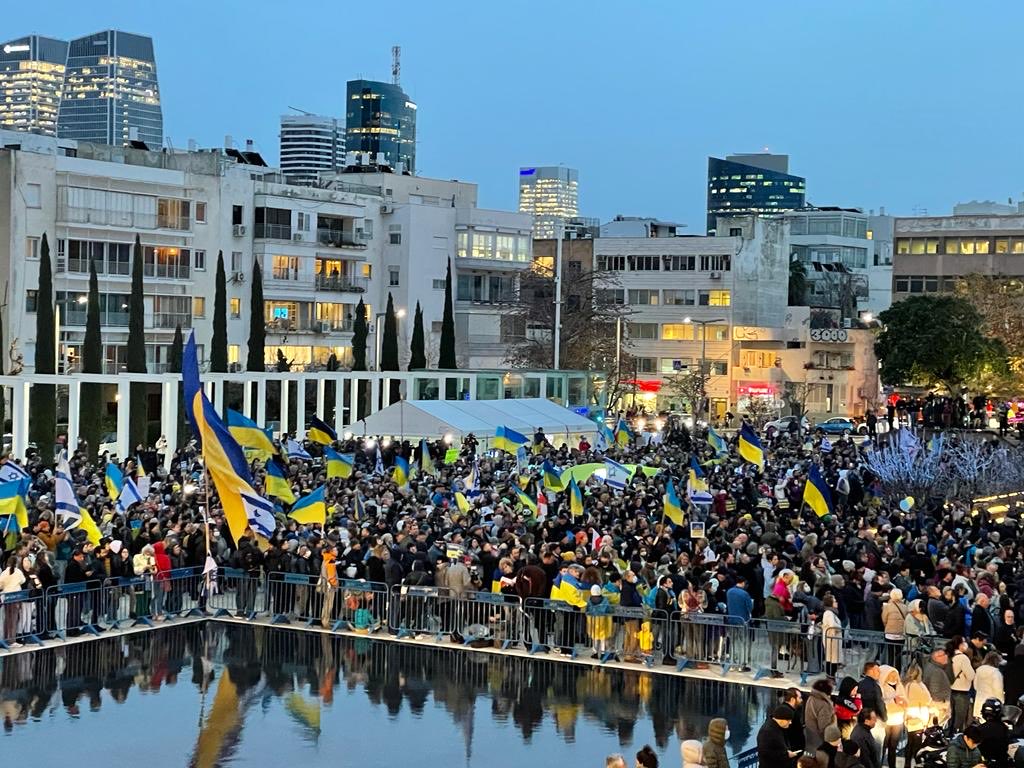 bobeemonk's tweet photo. Thousands gather in Tel Aviv to support Ukraine #Ukraine️ #UkraineRussiaWar #UkraineWar https://t.co/fZCrbB3FBl