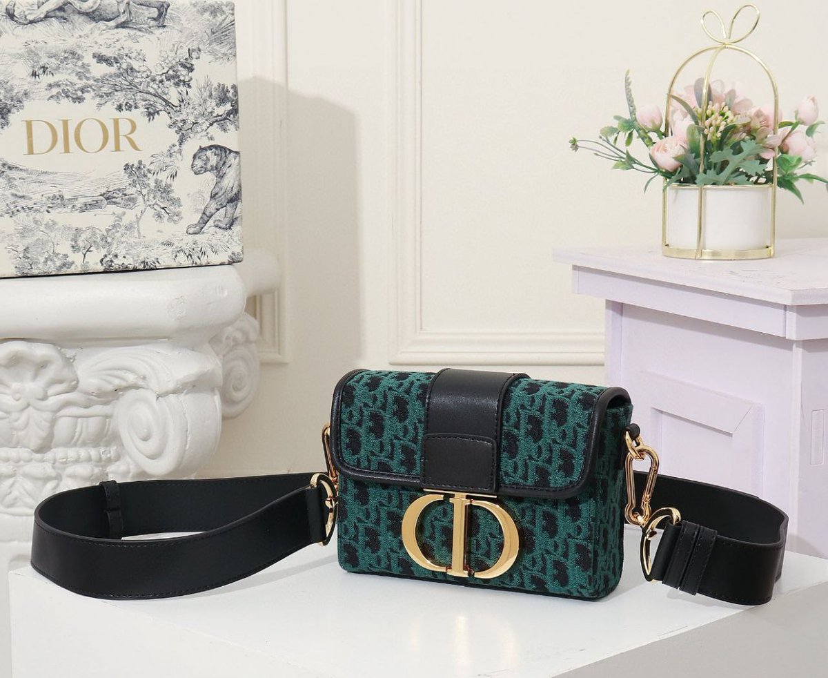 KeTe199777's tweet photo. Christian Dior  This color match is really good.#ChristianDior #Dior #bag #luxurygoods #perfect #tide #FortniteSeason2 #look #beworthowning https://t.co/wEvXNwWKaC