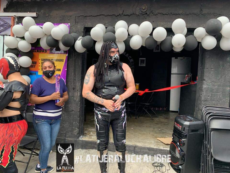 LaTijeraLucha's tweet photo. Inauguración de #ElectroSnack, con invitados de lujo como #AyakoHamada, #Raptor, #MiniPsychoClown y el anfitrión #MrElectro que te atenderá directamente...
#latijeraluchalibre https://t.co/RvIjVcyZkW