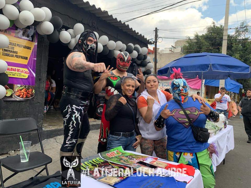 LaTijeraLucha's tweet photo. Inauguración de #ElectroSnack, con invitados de lujo como #AyakoHamada, #Raptor, #MiniPsychoClown y el anfitrión #MrElectro que te atenderá directamente...
#latijeraluchalibre https://t.co/RvIjVcyZkW