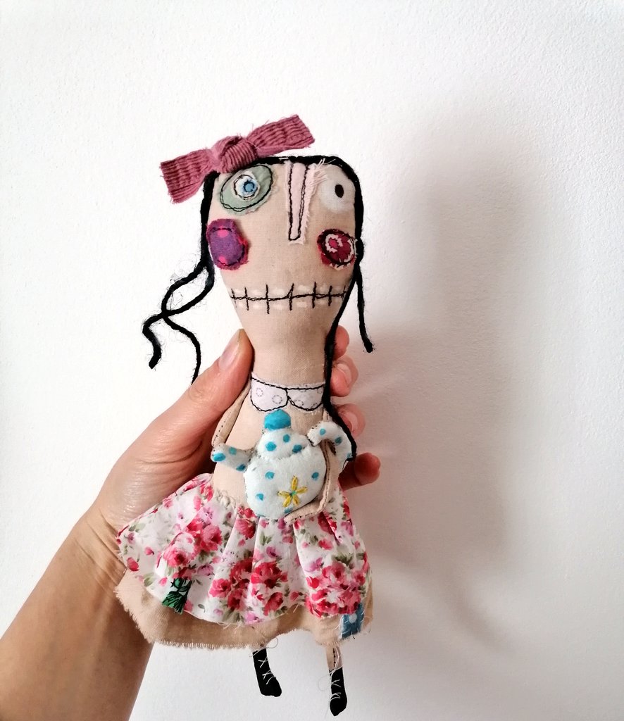 Canarylittle's tweet photo. Good evening #handmadeHour
This little lady is ready for tea time 🍵 she is wearing her pretty dress and her teapot is at the ready 🙃
Available on Big Cartel
https://t.co/seikfXC7Ld
#MothersDay #SmallBusiness #artwork https://t.co/v4JPHlyXlz