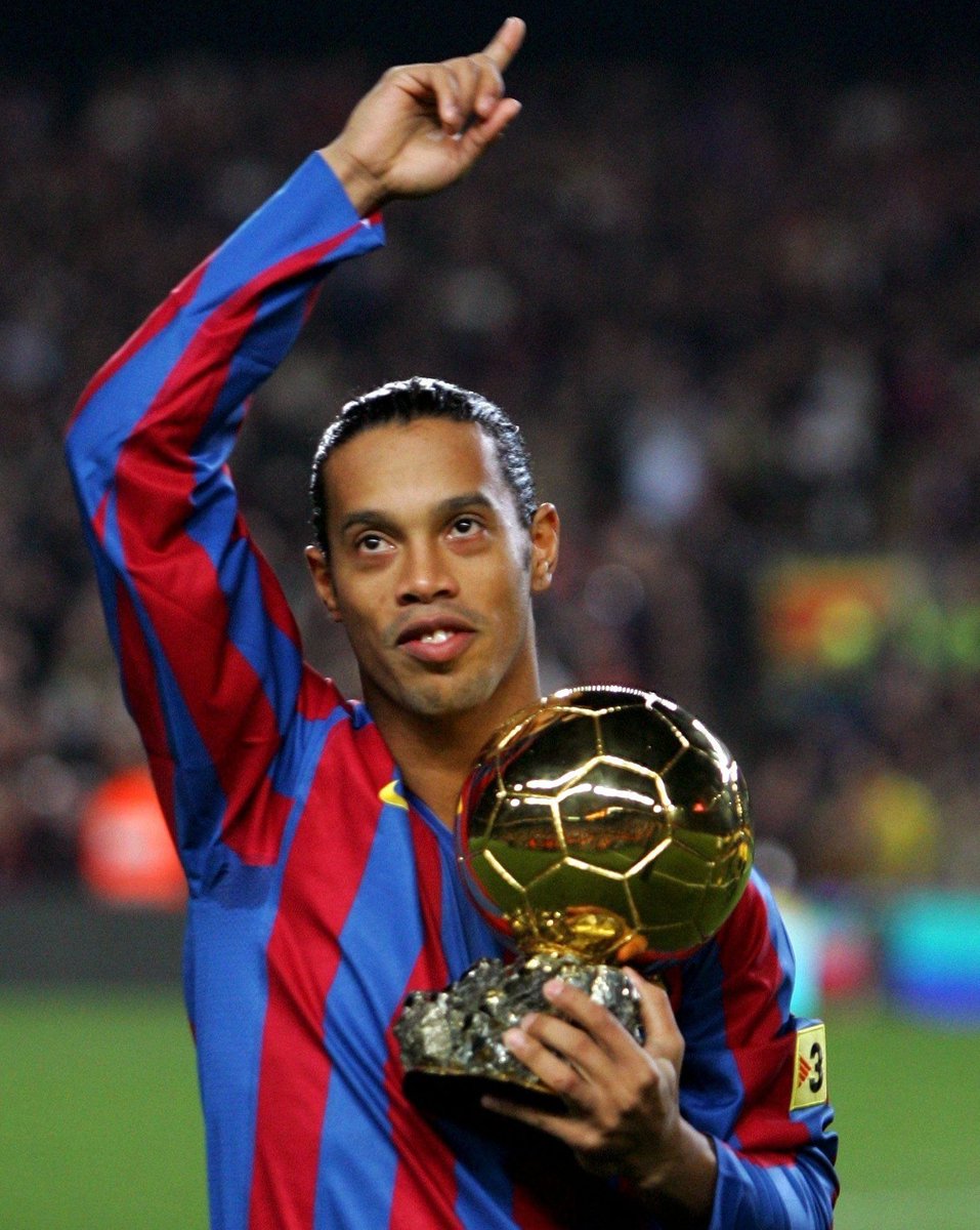 ActuFoot_'s tweet photo. Joyeux anniversaire au magicien Ronaldinho qui fête aujourd'hui ses 42 ans. 🎂🇧🇷🤙 https://t.co/qscH4gsCDK