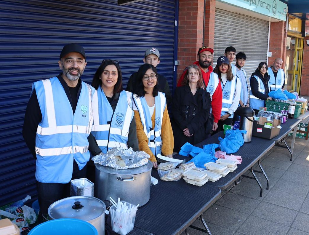 zarahsultana's tweet image. Even before the cost of living crisis, 14.5 million were in poverty in Britain.

That's why as well as demanding fundamental political change, I am so grateful to groups like Sky Blue Support, who I joined this weekend to distribute food to vulnerable people in Willenhall 💖