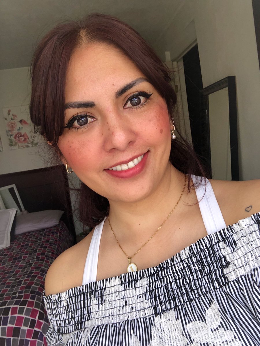 IvetteGodinez1's tweet photo. Cántame una canción al oído y te pongo un cubata … 😏 https://t.co/N4vKArDiHa