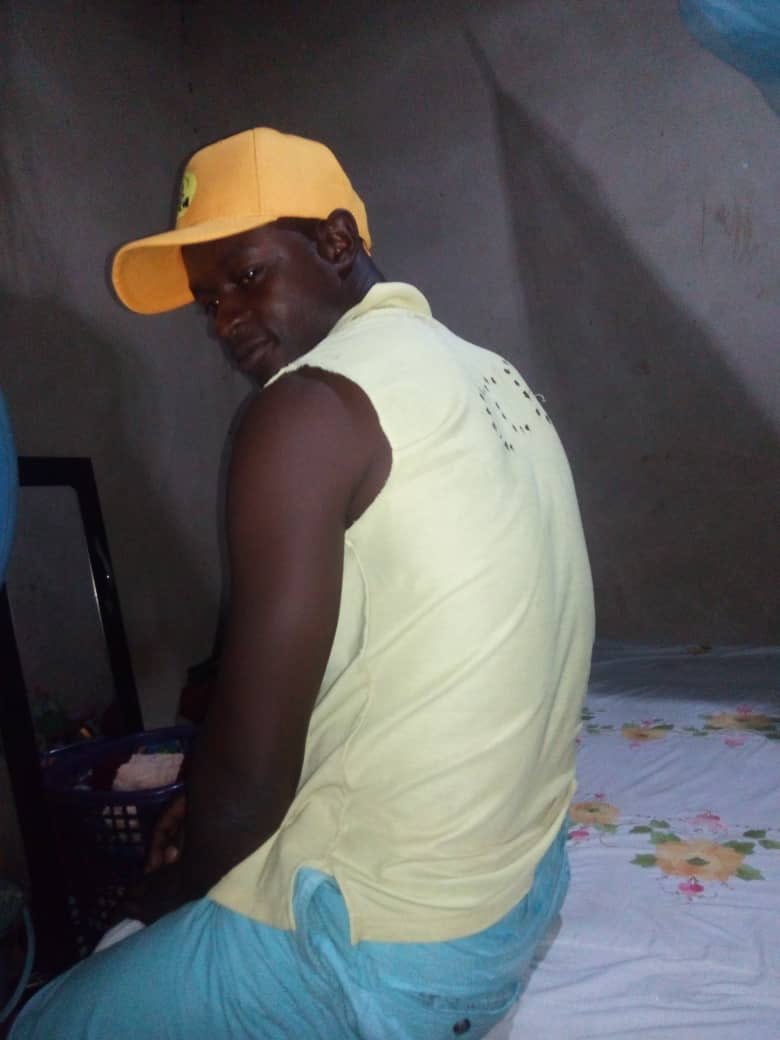 daddyhope's tweet photo. I have found the LEGEND from Mutare ladies and gentlemen.

I promised to buy him regalia, many said they wanted to do something for him too.

His name is Maivhaina.

Let me know if you want to do something for him too.

RETWEET for others to see🙏🏿 https://t.co/rsh7VQTUcO
