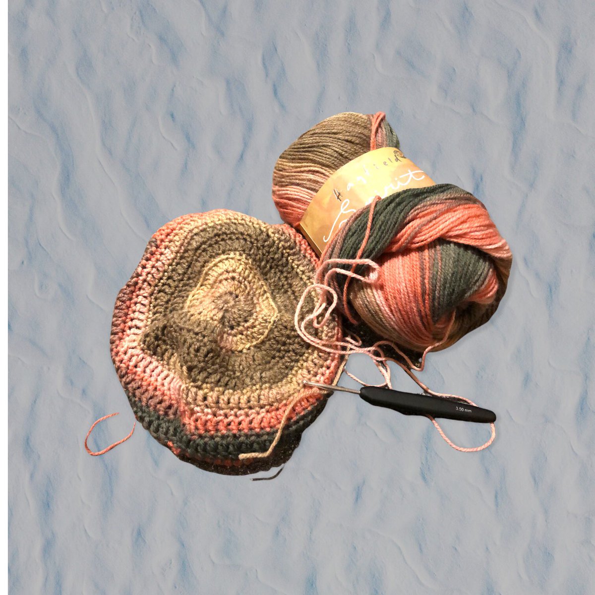 Evening all, trying my hand at Crochet, so this is my WIP, so far so good, hopefully it’ll turn out like the pattern, fingers crossed. #HandmadeHour #workinprogress #crochet #newproject