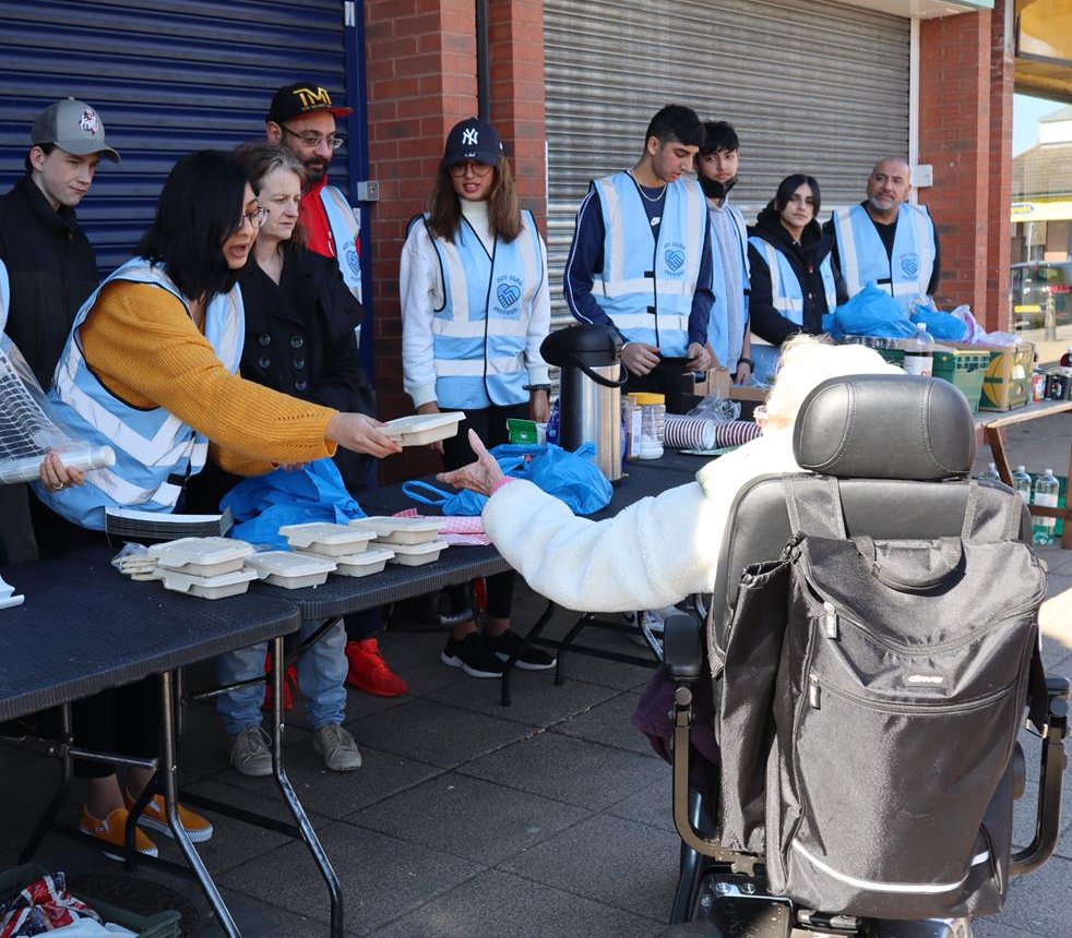 zarahsultana's tweet image. Even before the cost of living crisis, 14.5 million were in poverty in Britain.

That's why as well as demanding fundamental political change, I am so grateful to groups like Sky Blue Support, who I joined this weekend to distribute food to vulnerable people in Willenhall 💖