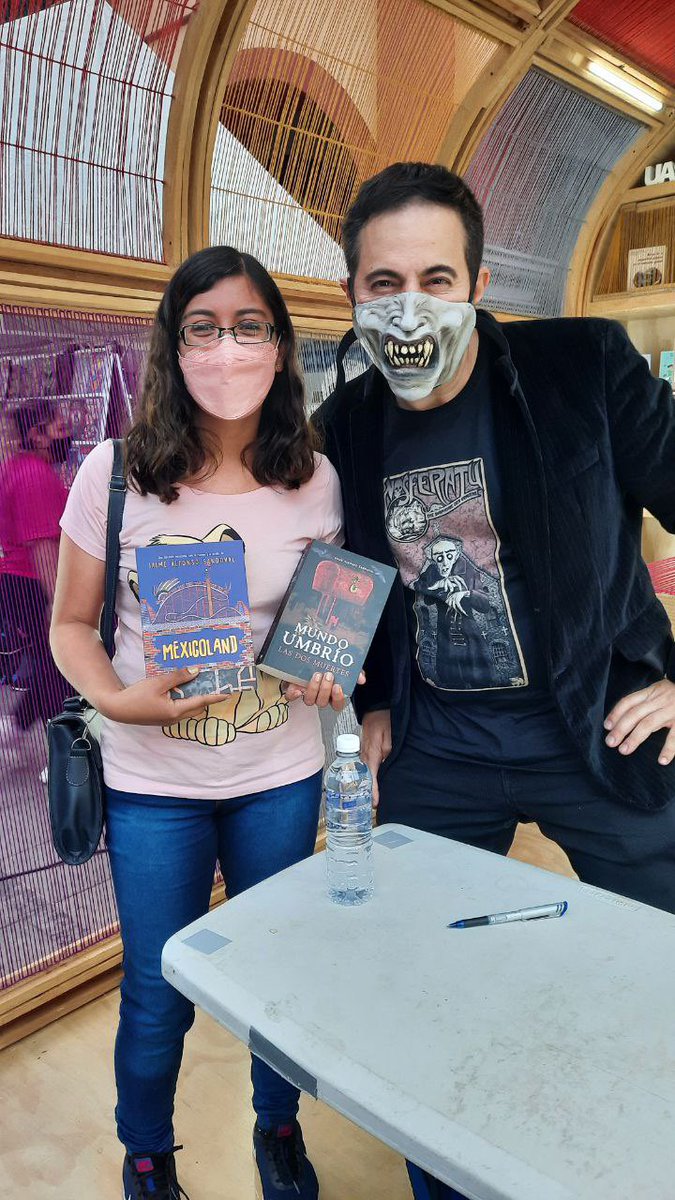 Alejandra_MP07's tweet photo. Gracias @jaimealfonsos!! 
Un placer escucharte y tener la firma en mis libros! 🧛🏼‍♂️ https://t.co/HGOBK3wyAL