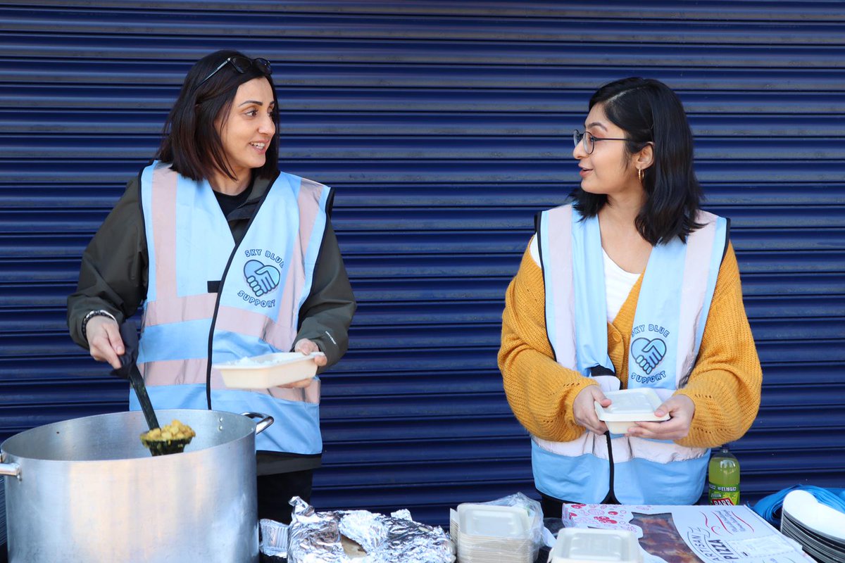 zarahsultana's tweet image. Even before the cost of living crisis, 14.5 million were in poverty in Britain.

That's why as well as demanding fundamental political change, I am so grateful to groups like Sky Blue Support, who I joined this weekend to distribute food to vulnerable people in Willenhall 💖