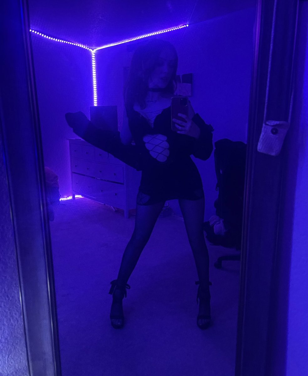 Anyone like goth girls 💙