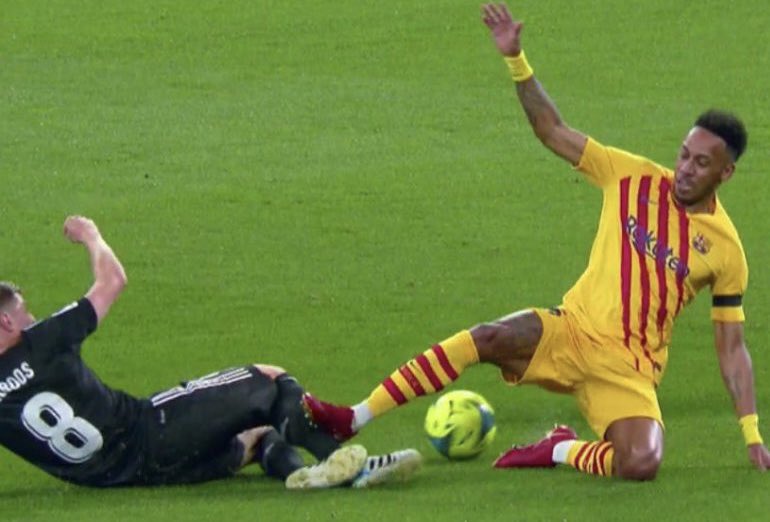 Minuto 12.
No ha visto ni amarilla…
¿¿Y dónde está el VAR??
Se están riendo del fútbol.