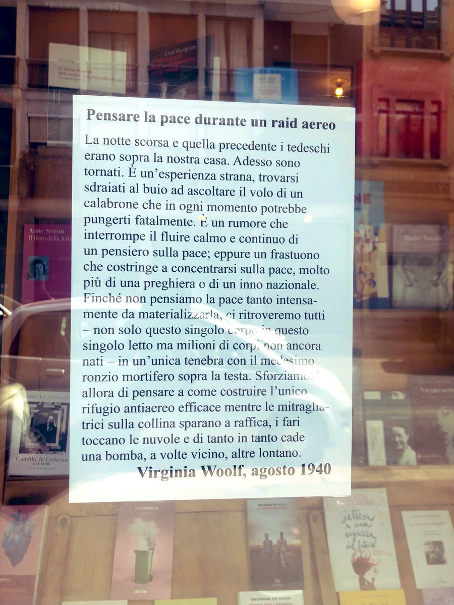 Pensare la pace durante un raid aereo - Virginia Woolf
Foto: vetrina della Libreria delle donne di Milano oggi 6 marzo 2022