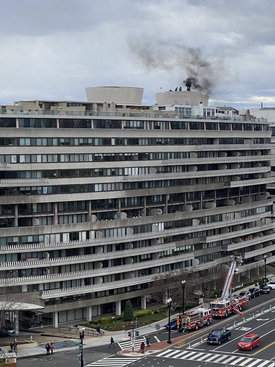cdotwalk's tweet photo. It looks like there’s a fire in the Watergate right now https://t.co/Gd6qRgsXEn