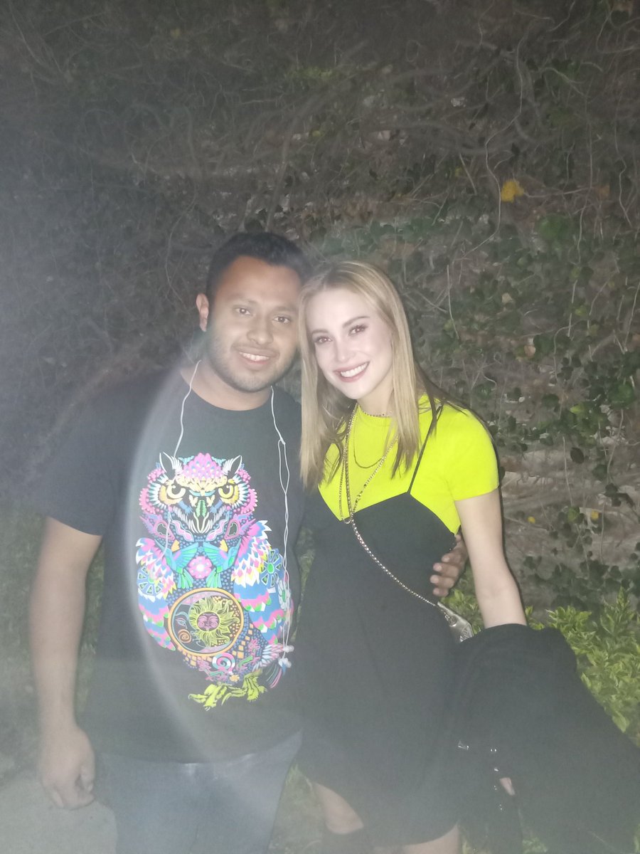 geovani_guapoo's tweet photo. La noche de anoche con mi crush #LigiaUriarte. 🙊😁

Fue un gusto haber coincidido contigo en mi primer proyecto.😊
#AmorDividido https://t.co/qa9BpxPQRF