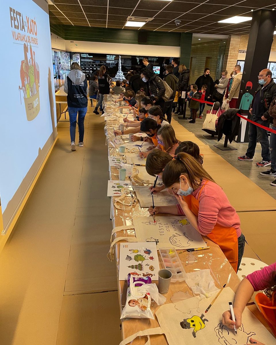 Dia complet d'activitats! Un any més, hem portat al torneig de bàsquet de Llançà un recull de #jocs i #bombolles. També, hem participat a la festa del xató de Vilafranca del Penedès amb #malabars i #tallerbossa, un dia per a no deixar de jugar 👍