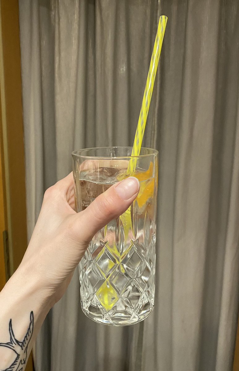 Die Damen und Herren, zum Wohl!
Habe ich heute einen Panda im Gesicht? Ja. 
Wer kann denn ahnen, dass die ersten drei Stunden Sonne schon Spuren hinterlassen. 🤦🏼‍♀️