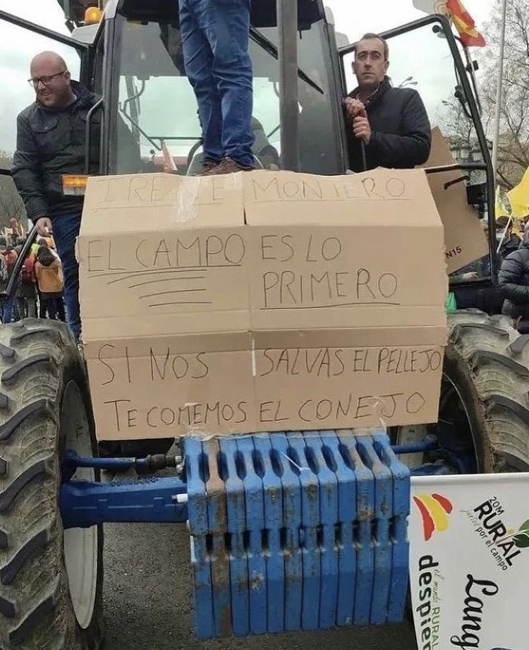 MartaJaenes's tweet photo. De verdad ¿alguien pensó que era buena idea? Esta pancarta de la manifestación del campo de hoy es misógina, rancia y ridícula. Qué hartas nos tenéis con tanta machirulada https://t.co/DL37xnCNEP