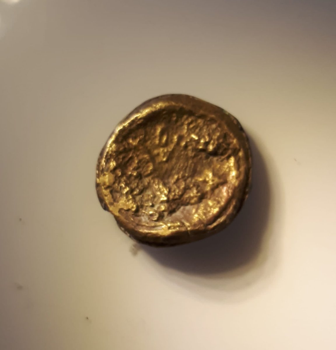Towpypy's tweet photo. Retour de vide grenier avec 2 trouvailles pas facile à identifier. La 1er est un Prutah  de Festus (sous neron). Mais je sèche sur l'autre. Ça à les carac. d un aureus (2cm/8g) mais l empreinte est trop effacée pour allez plus loin. Une idée @Lucius_Gellius ? #twitterantique https://t.co/XOXQz9EtAv