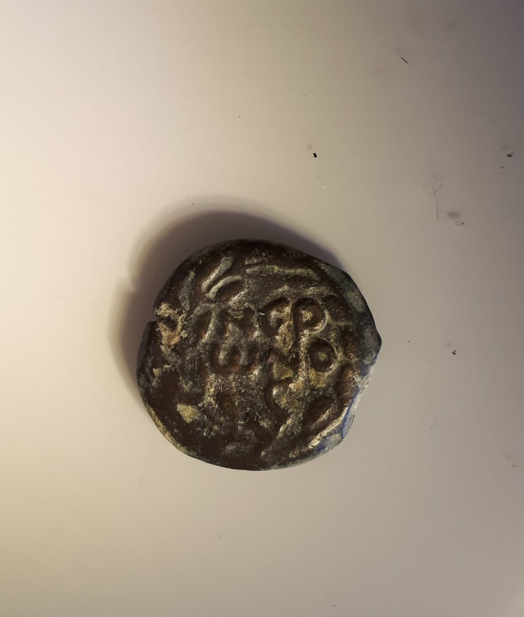 Towpypy's tweet photo. Retour de vide grenier avec 2 trouvailles pas facile à identifier. La 1er est un Prutah  de Festus (sous neron). Mais je sèche sur l'autre. Ça à les carac. d un aureus (2cm/8g) mais l empreinte est trop effacée pour allez plus loin. Une idée @Lucius_Gellius ? #twitterantique https://t.co/XOXQz9EtAv