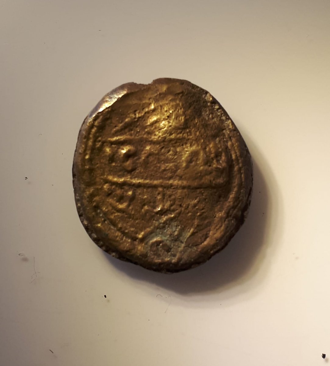 Towpypy's tweet photo. Retour de vide grenier avec 2 trouvailles pas facile à identifier. La 1er est un Prutah  de Festus (sous neron). Mais je sèche sur l'autre. Ça à les carac. d un aureus (2cm/8g) mais l empreinte est trop effacée pour allez plus loin. Une idée @Lucius_Gellius ? #twitterantique https://t.co/XOXQz9EtAv