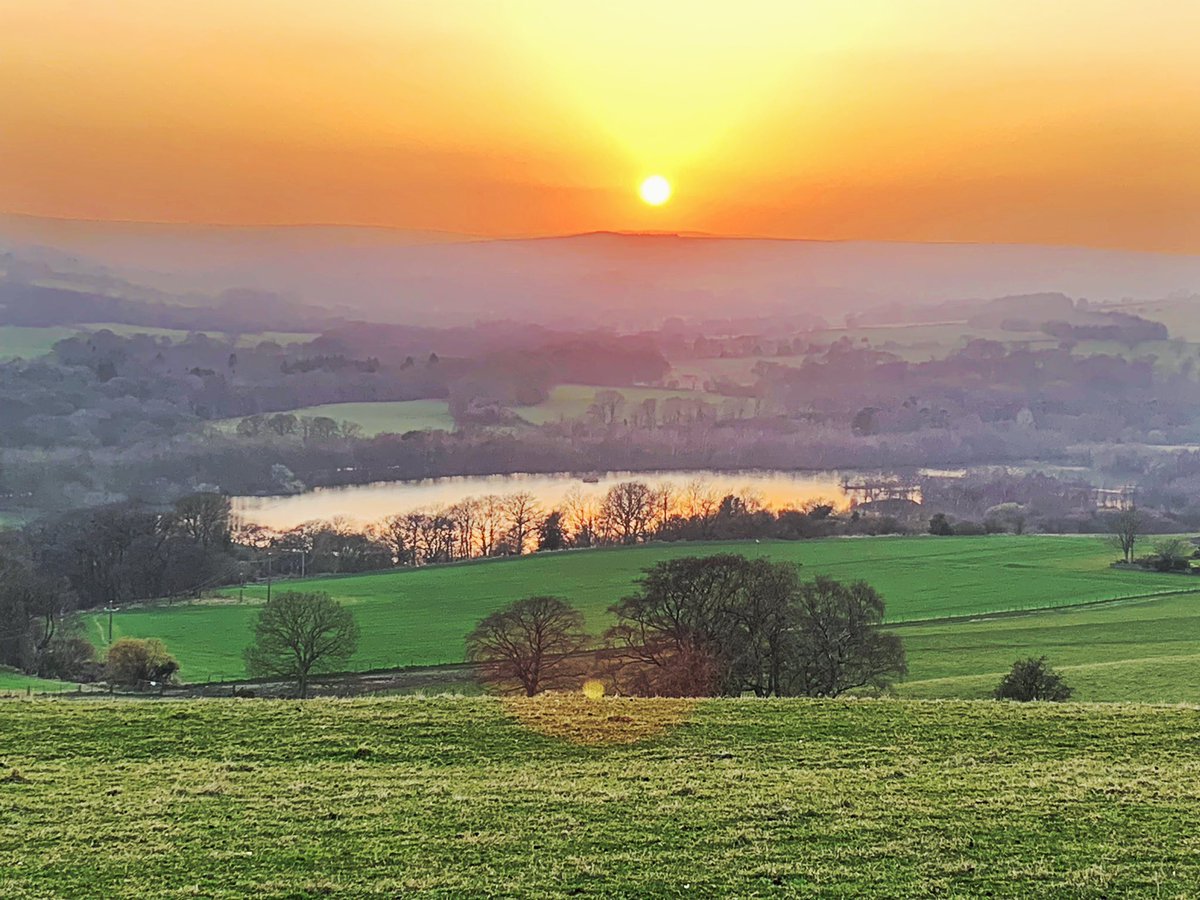 stevieguitar40's tweet photo. Sun going down on St.Cuthert’s Day ~ Co.Durham Day #sunset #Durhamflag #Durham #NorthEast https://t.co/KCIsXuqpZv