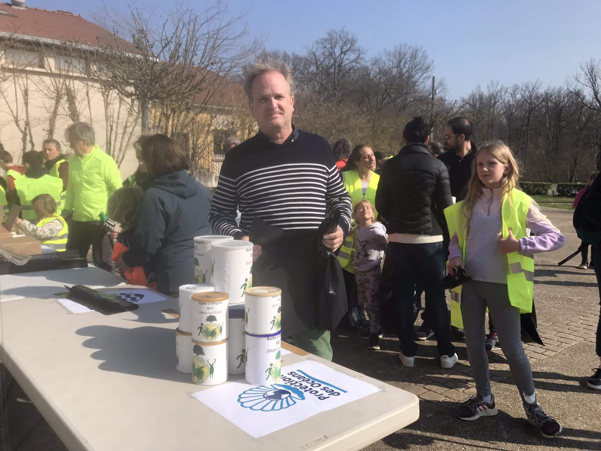 ProdeoB's tweet photo. Bravo à la commune de Bullion (78) qui vient d’obtenir le label Protection des Océans ! 
Impressionnante la mobilisation des familles locales, du plus grand au plus petit, tout le monde ramasse les déchets !! #a quand la suite en Bretagne ? https://t.co/iqQxrwMnU9