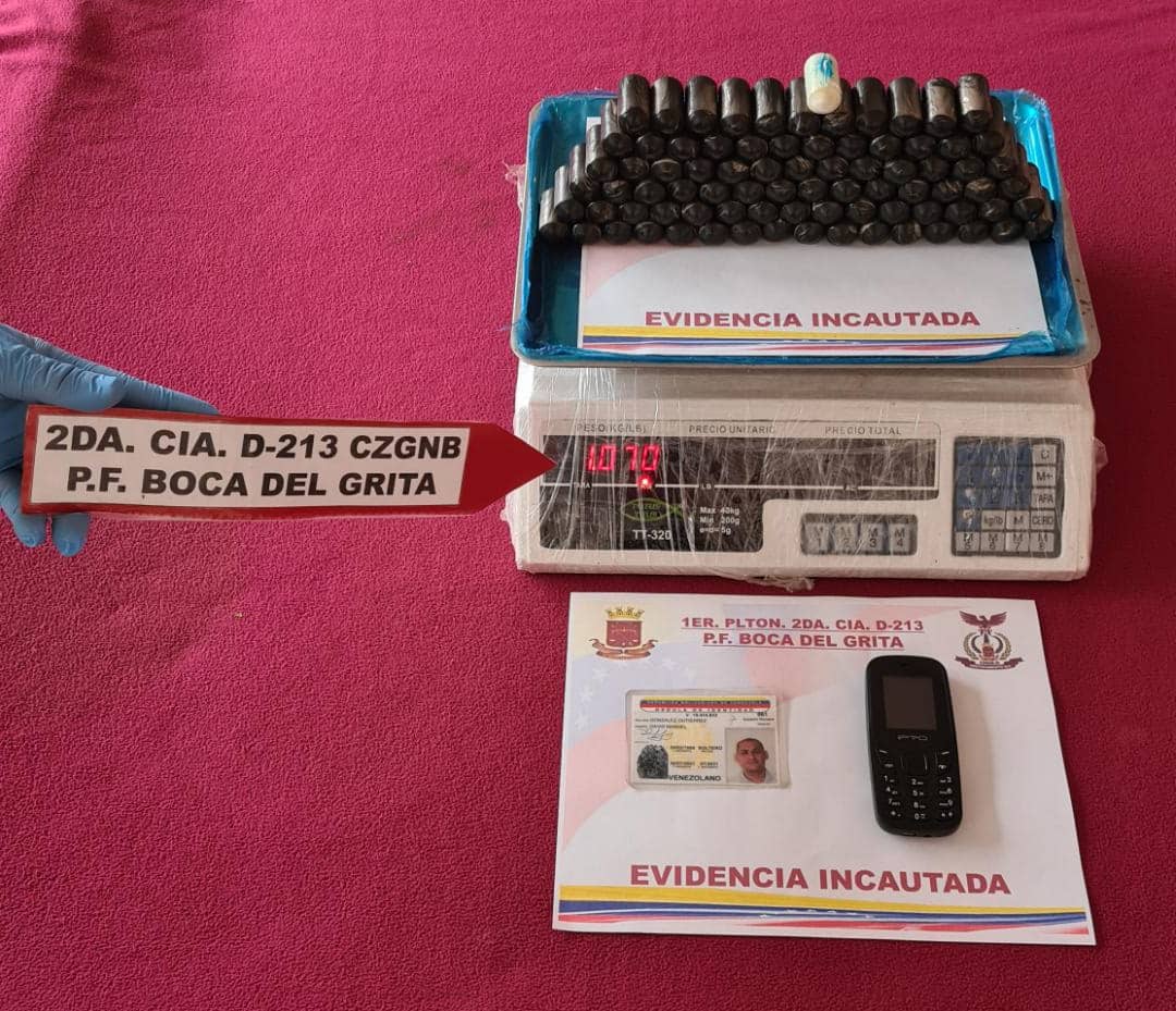 🚨¡CONTUNDENTES!👊🏼 Centinelas de la #GNBTachira de servicio en el P.F. de Boca del Grita logran la detención de un cddno. que transportaba de manera intraorgánica 83 dediles de cocaína colombiana (1,070 Kgs.) Caso puesto A/O del M.P. #20Mar #ViveAVenezuela #NuestraPatria #GNB