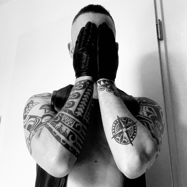 ABebinsky's tweet photo. leather gLoves😍 https://t.co/XeaJp3fZwZ