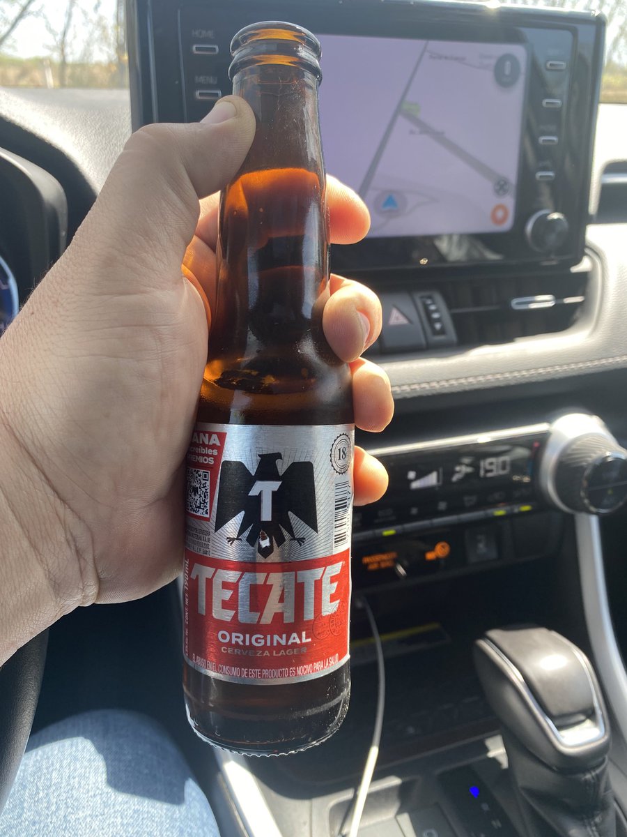AsiEsMonterrey's tweet photo. Pero qué joya me acabo de encontrar en el #servicar de acá de #PortalDelNorte @CervezaTecate #rogelia de cuartito… ufff me compré un cartón… vale madre los $100 pesos de depósito del envase. https://t.co/VdNUGk7cdT