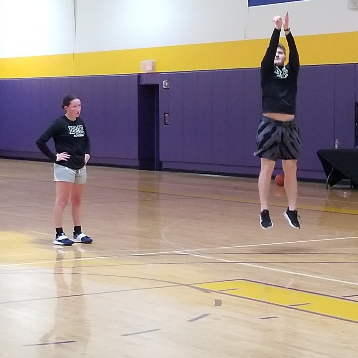 brelentl3ss's tweet photo. #allinthefamily #offseasonwork #workonvacation https://t.co/IF8gQYQirp