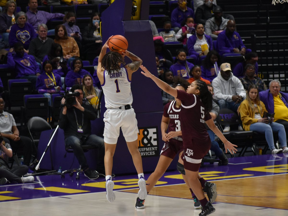 AlexattheBox's tweet image. To Congratulate the women's basketball team's success, I will deviate from baseball photos in this post. Here are photos from the women's basketball game against Texas A&amp;amp;M on 1/2/22.
#LSU #basketball 
@AlexisMorrisWBB