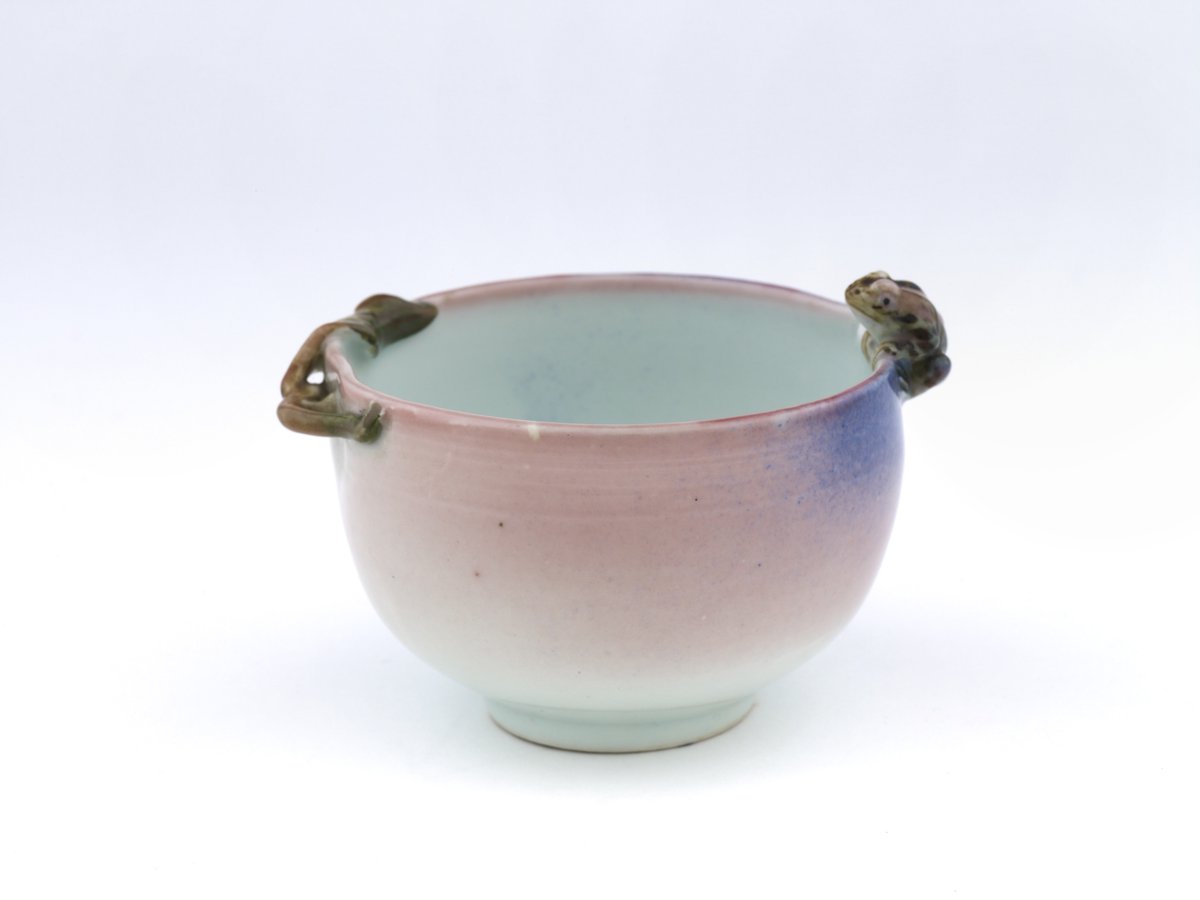 JapanTraCul's tweet photo. Peach-shaped bowl with frog on rim, ca. 1893-1899

#ceramic https://t.co/fJTXuWdGFt