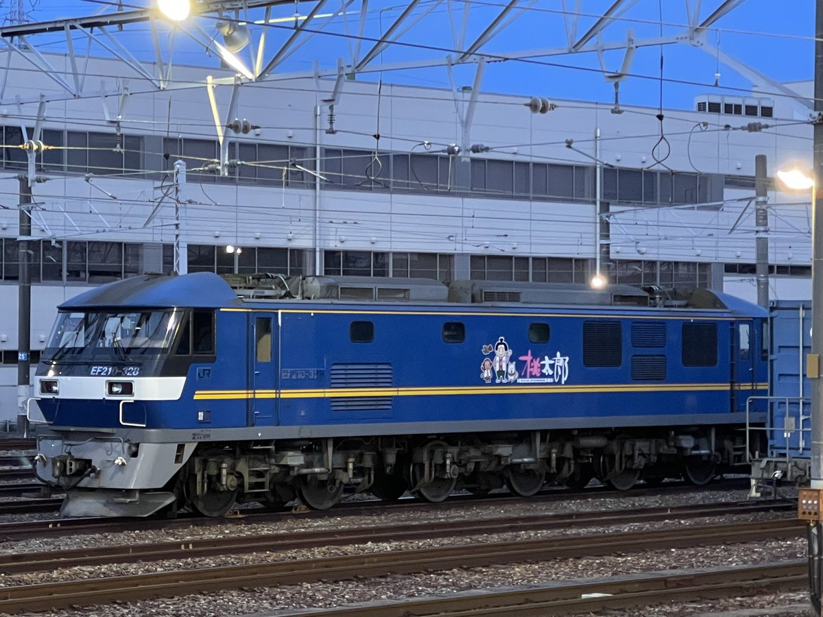 fiatuno_'s tweet photo. おはよーございます|*'v'*|ノ
3連休の最終日、久々の鉄分補給の為に朝一番のホームで始発待ち…
かつての「ムーンライトながら」の流れをくみ、長年動きの少なかった東海道線下り普通の始発が、ひっそりと米原行きに変わってた😳😳😳
#3303F
#押し桃 https://t.co/JRiUdG0S1F