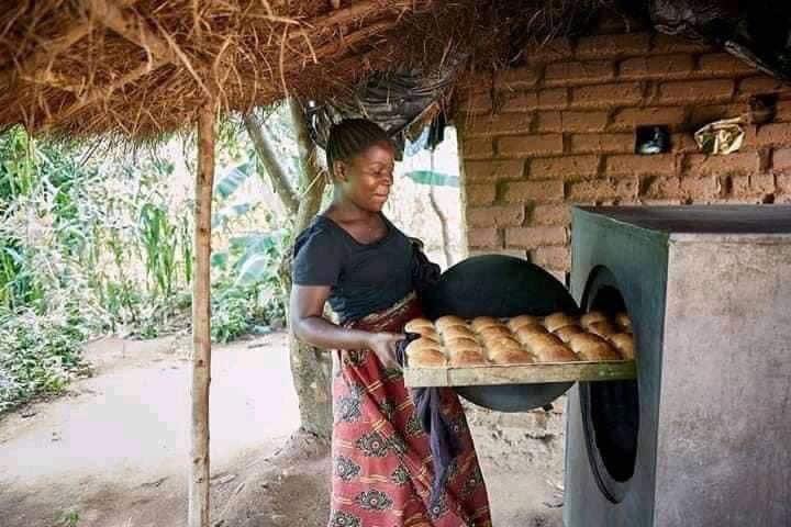 Thierry_Ngogang's tweet photo. Du pain fabriqué au Cameroun à base de farine de manioc afin de réduire la dépendance en farine de blé en provenance d’Ukraine ou de Russie. 

Source:page Facebook « Belle Destination Cameroun » https://t.co/nL9U0ZkBzr